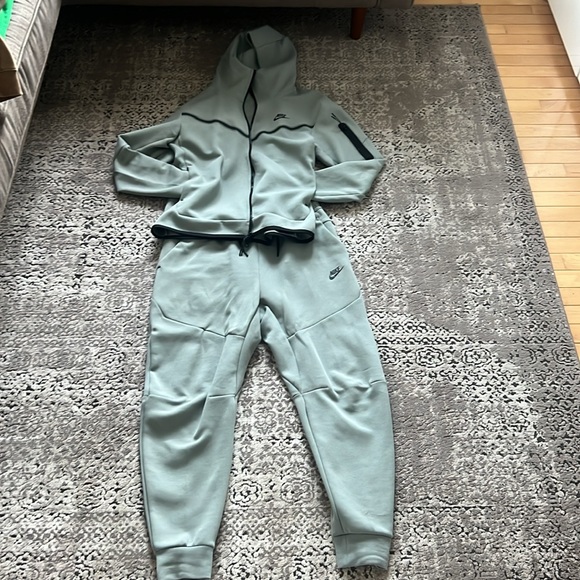 Men’s Nike tech suit - Picture 5 of 6